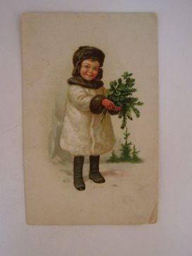 Ребенок с еловыми веточками