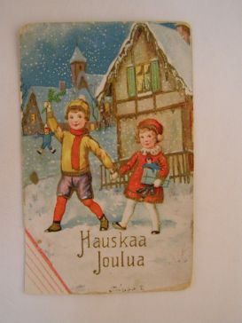Девочка и мальчик на прогулке зимой