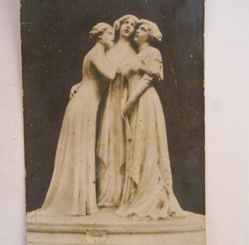Скульптура трех женщин