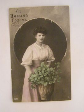 Женщина с корзиной цветов
